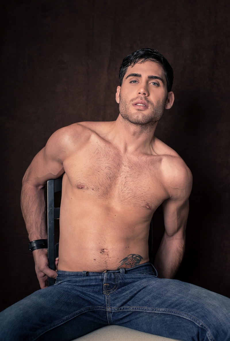 Male model photo shoot of Dariel Rizo