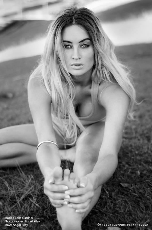 Female model photo shoot of Bella Gardner 