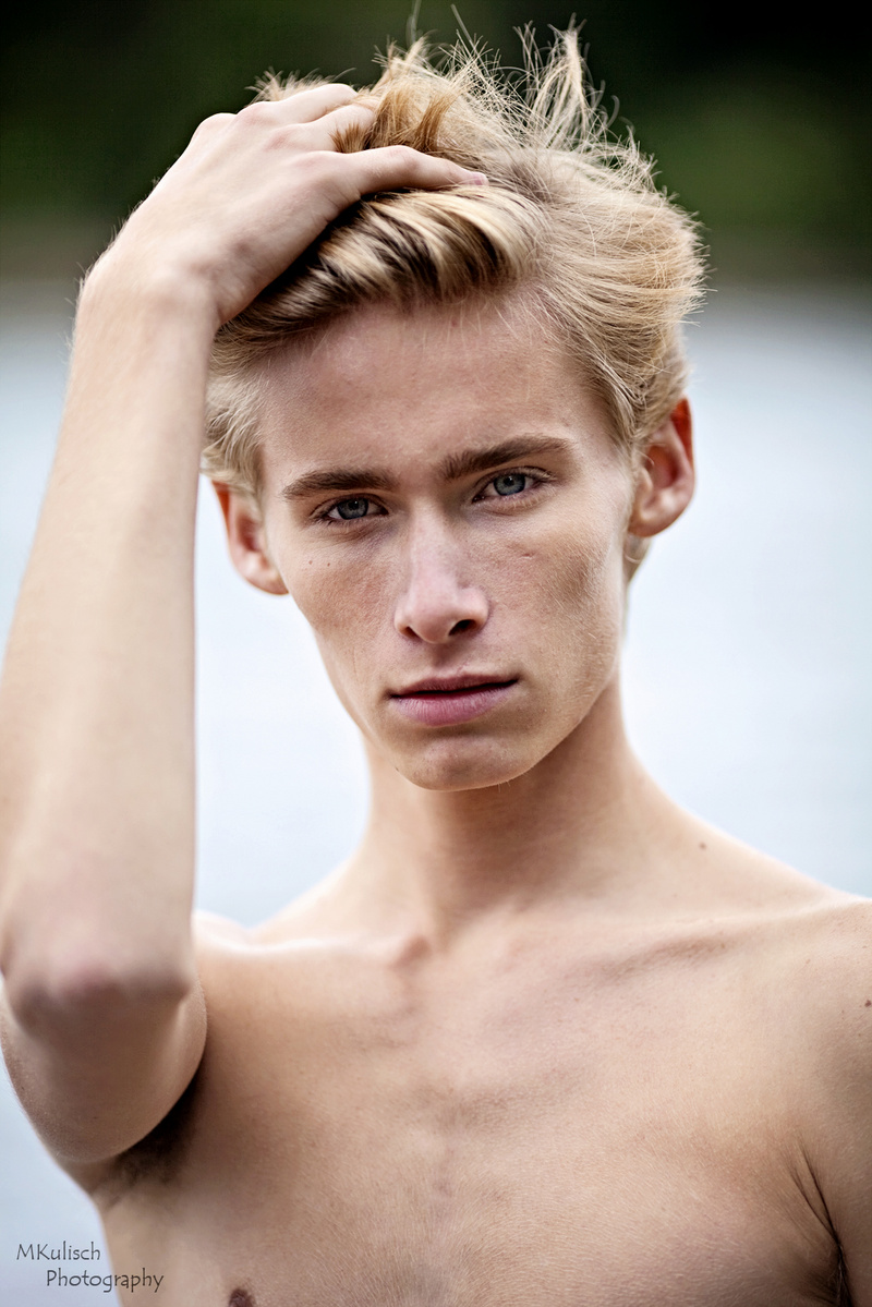 Male model photo shoot of Dillon Miller