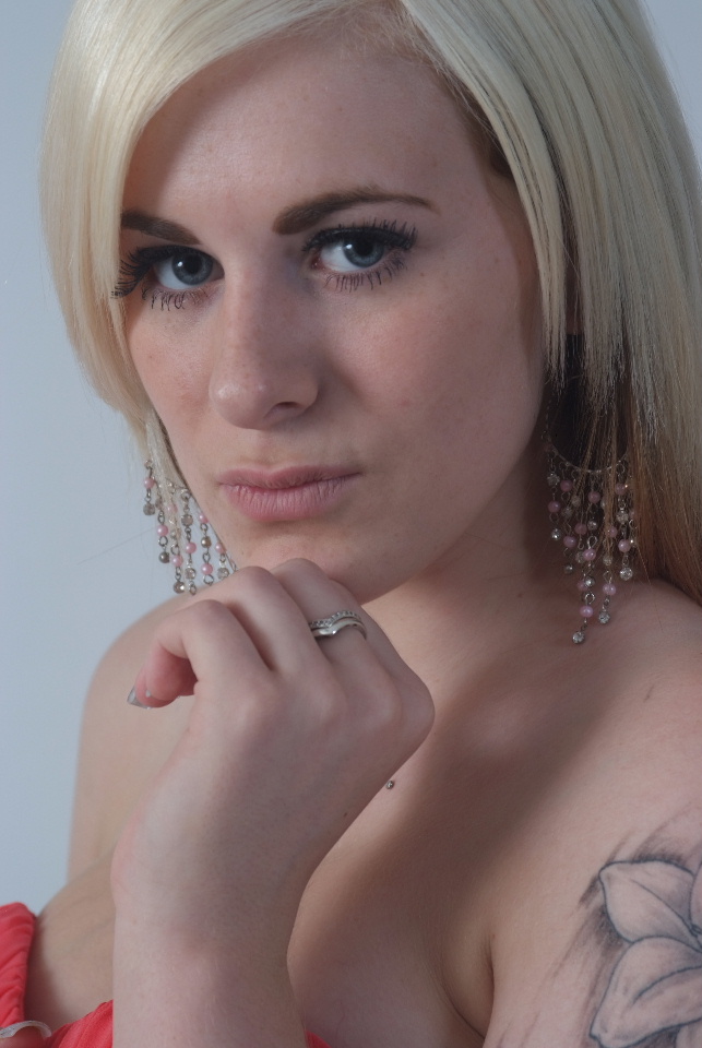 Female model photo shoot of Samantha Gravell