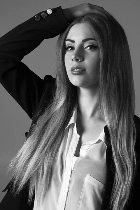 Female model photo shoot of Nicole Hair