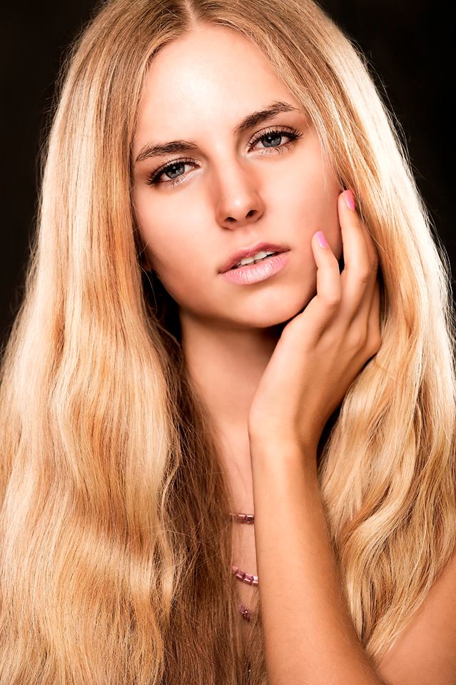 Female model photo shoot of Nika Skie