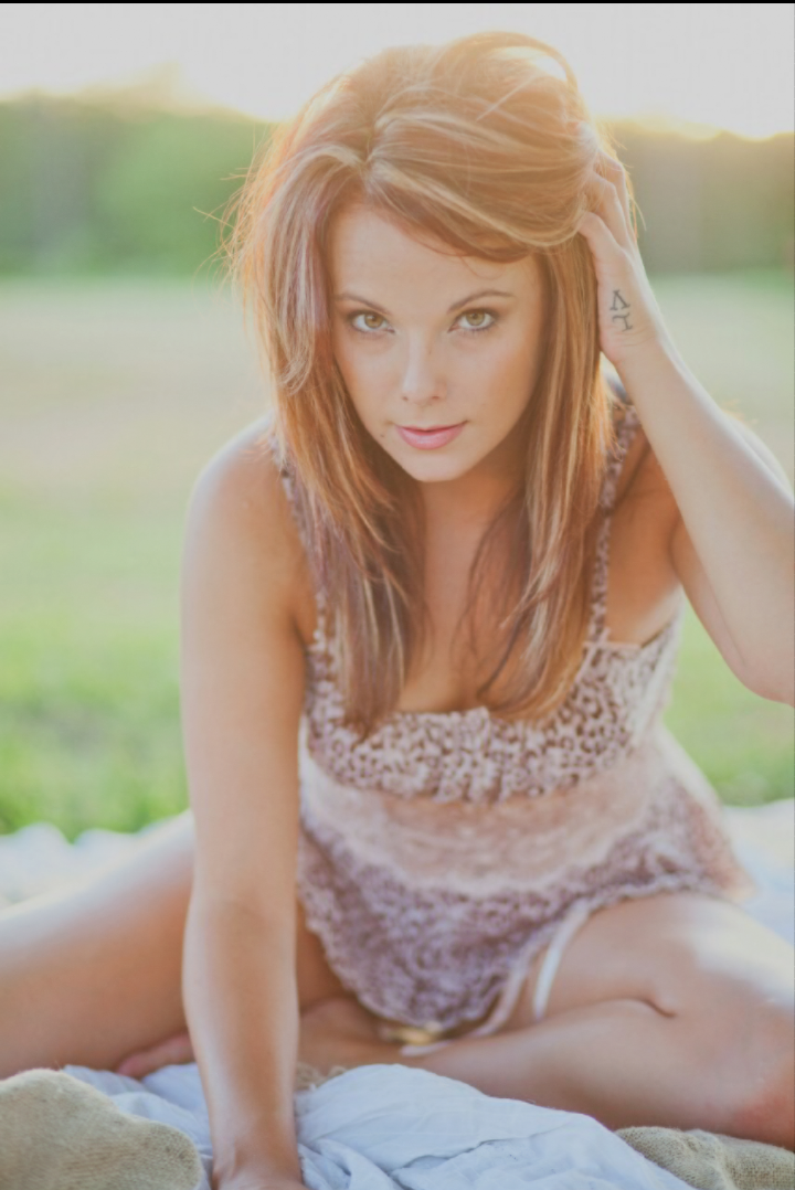 Female model photo shoot of Lindsay Austin