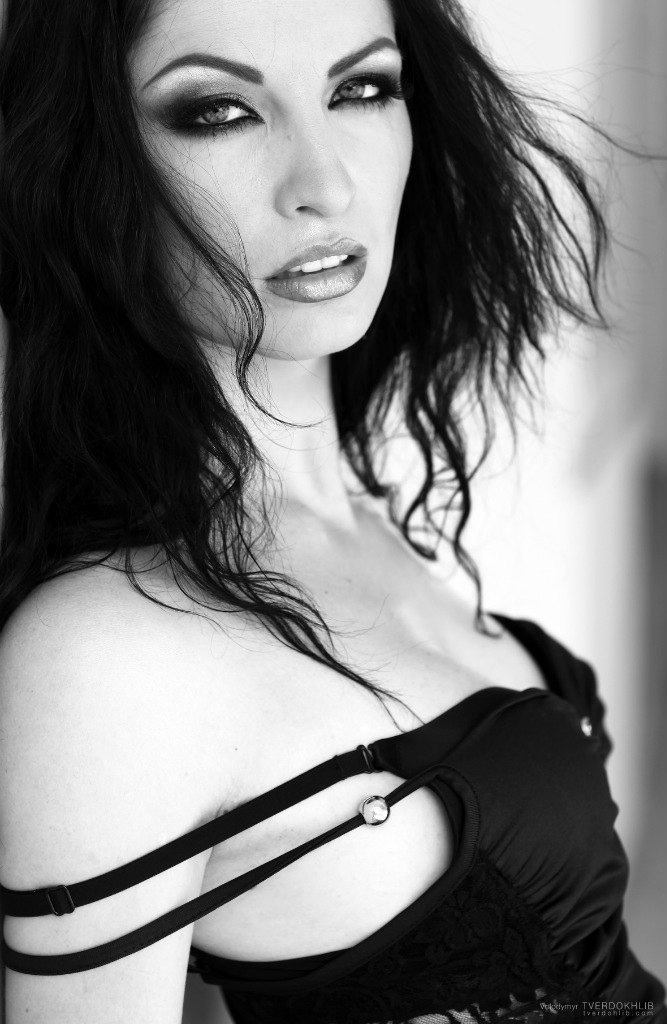 Female model photo shoot of Malina Del Rose 