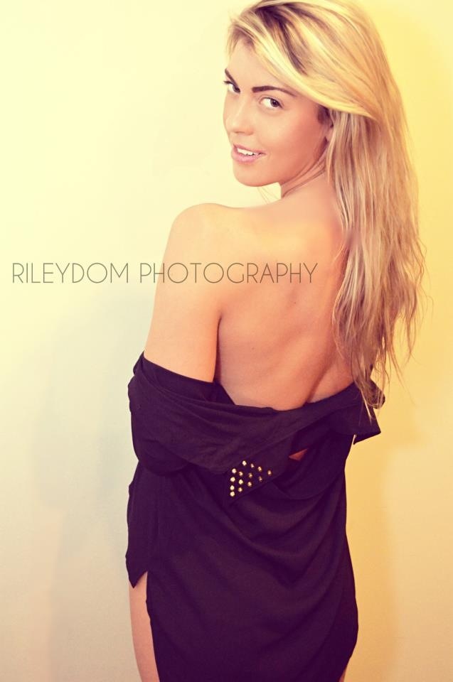 Female model photo shoot of Rileydom