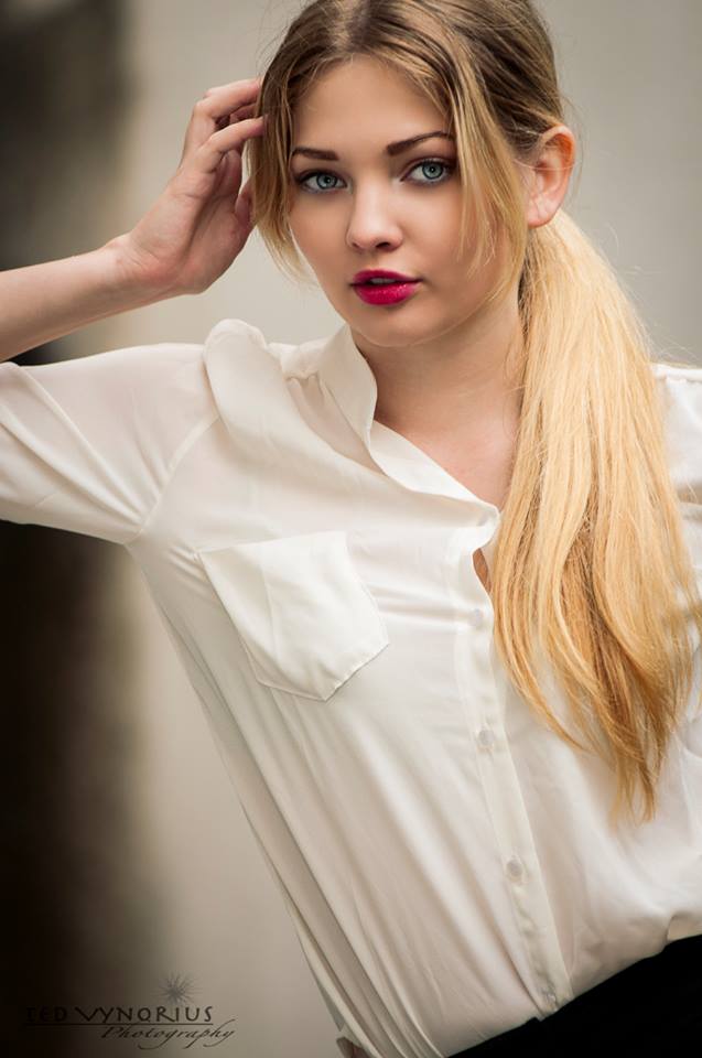 Female model photo shoot of Anna Eyster
