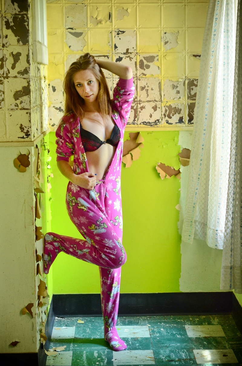 Female model photo shoot of Ashley Nicole Xo by DeadheART Photo in Cortland, New York