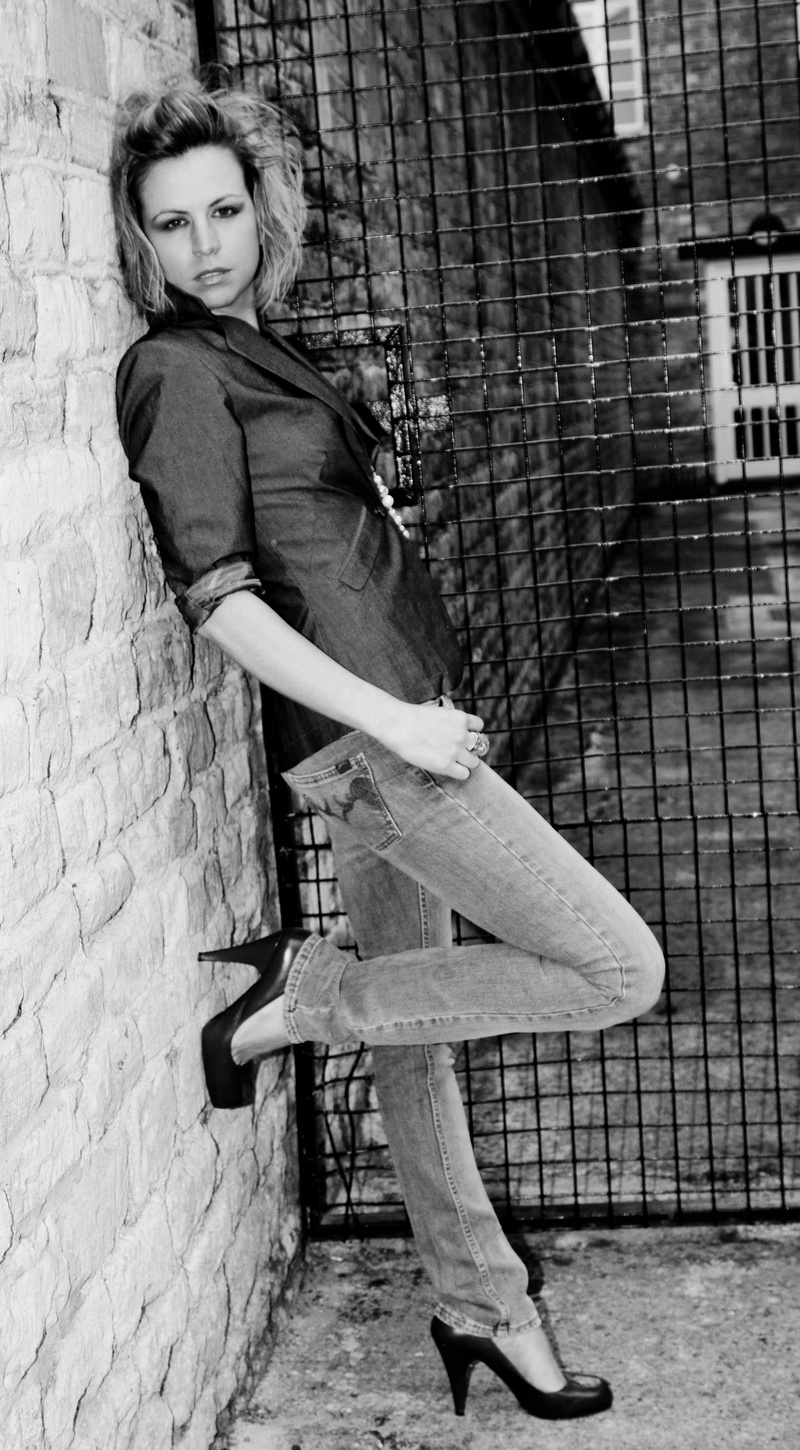 Female model photo shoot of Lisa Leopard