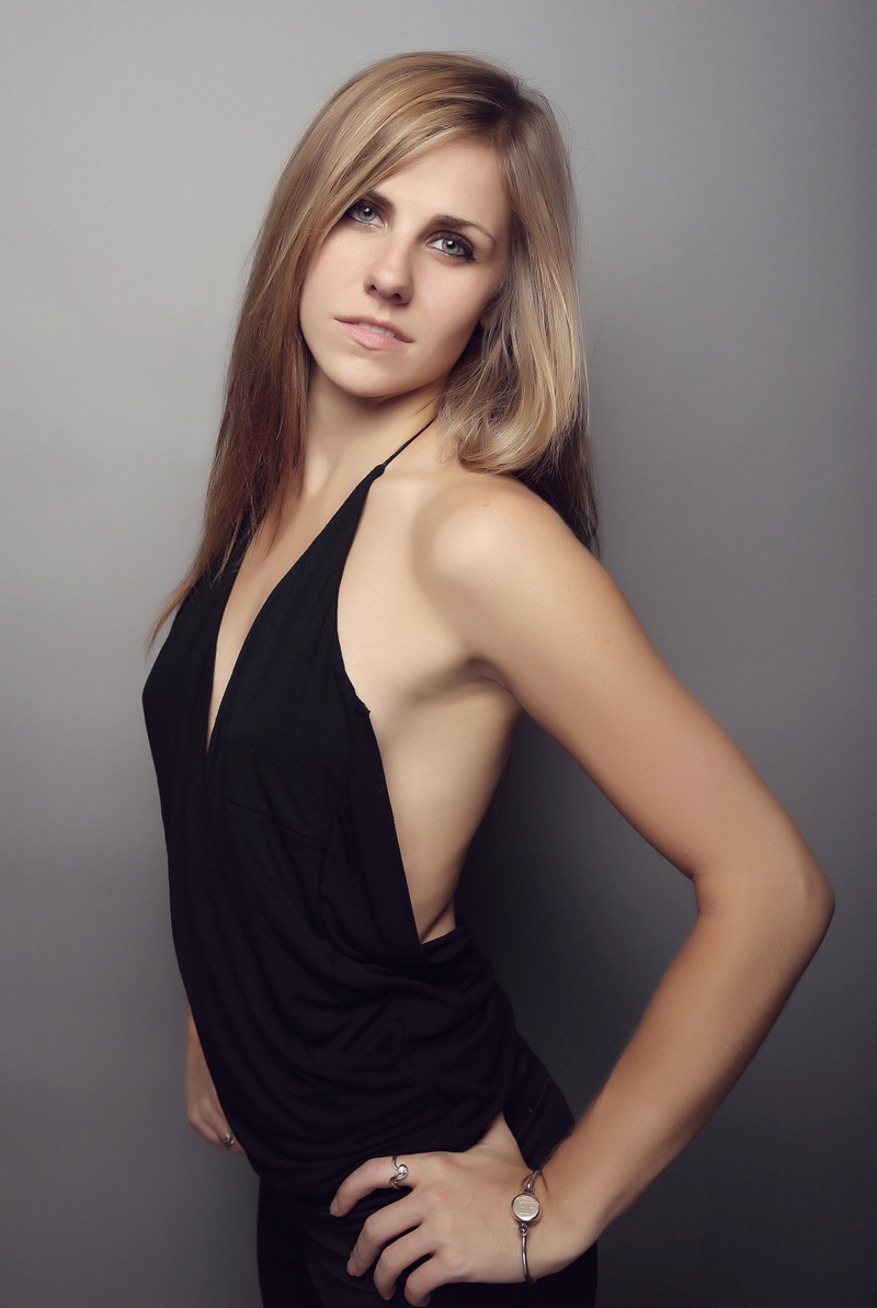 Female model photo shoot of Kelsey Carlstedt