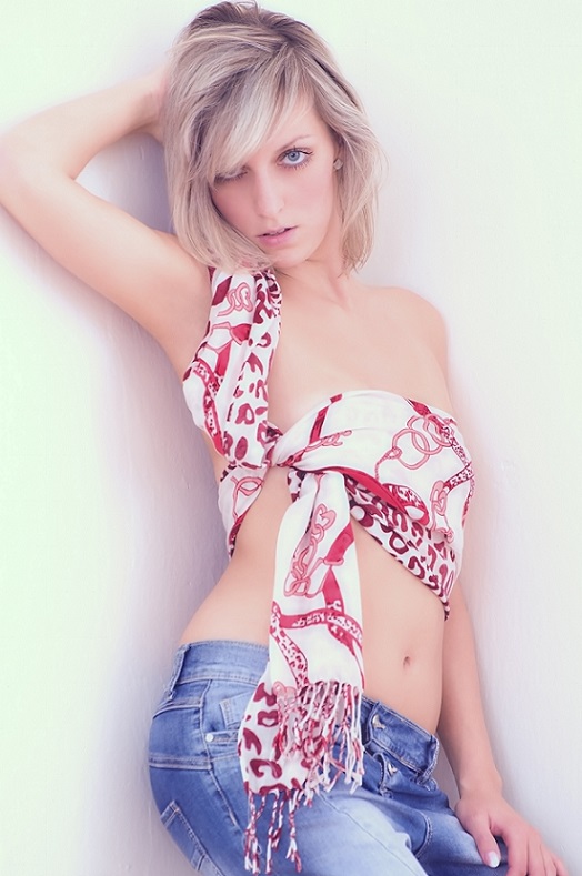 Female model photo shoot of Michaela13