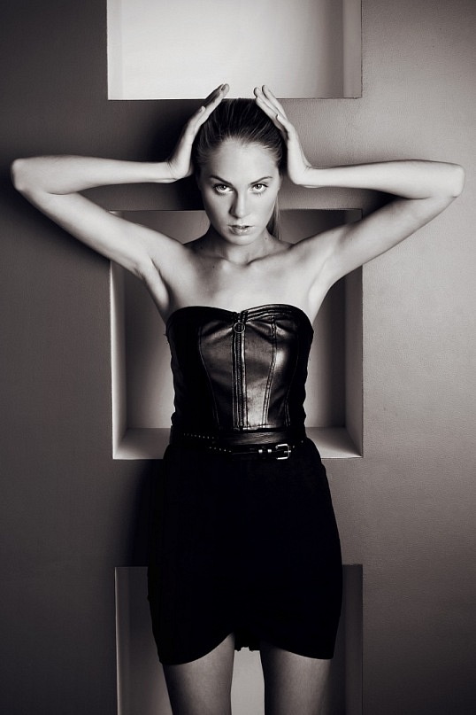Female model photo shoot of Viktoria Silk
