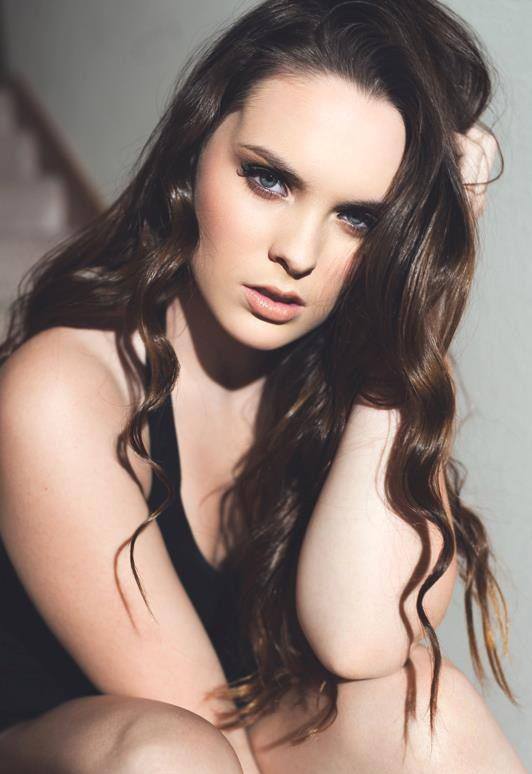 Female model photo shoot of Arianna Scott 