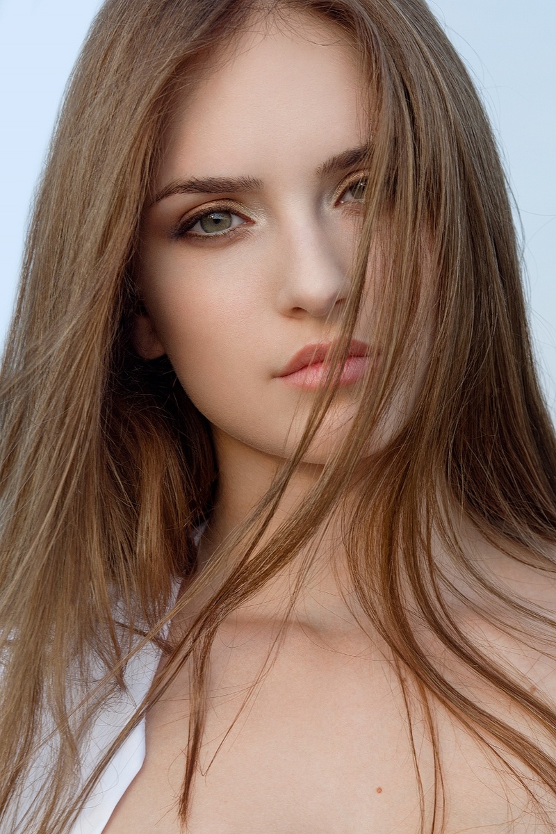 Female model photo shoot of Elizabeth York by Inna Kostukovsky