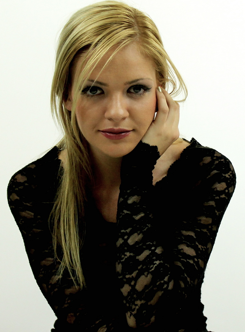 Female model photo shoot of Victoria Saunders