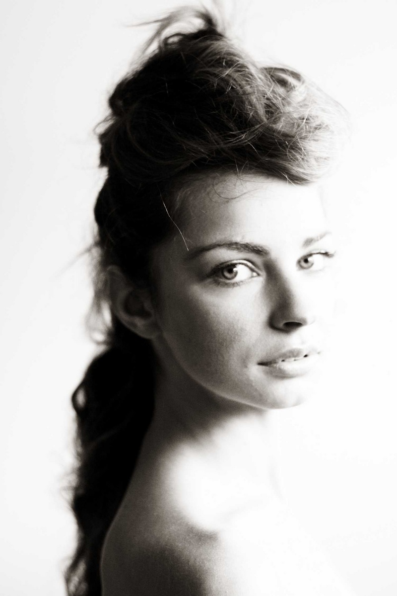 Female model photo shoot of Angela Yelland 