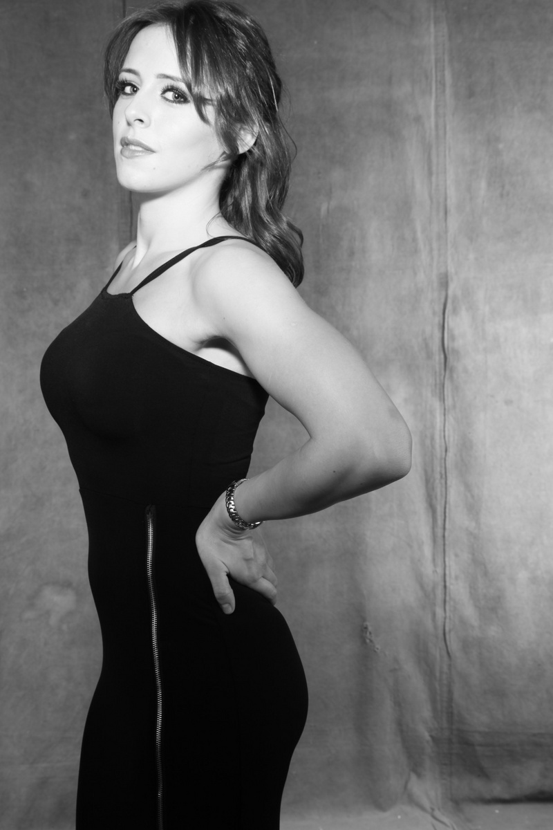 Female model photo shoot of Danielle Irving 