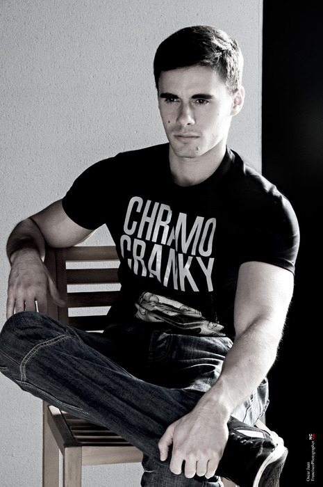 Male model photo shoot of Oscar Juan