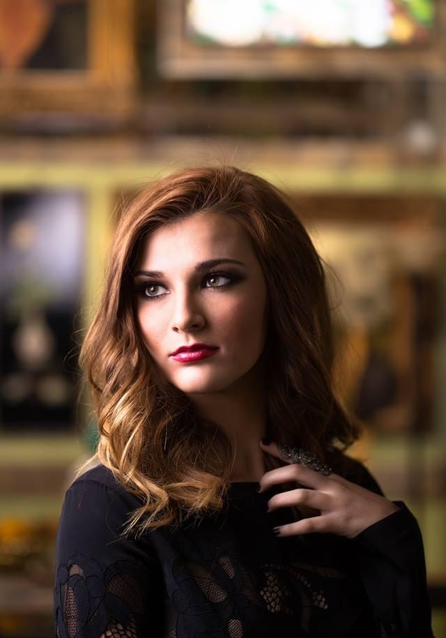 Female model photo shoot of Carolina_nicole