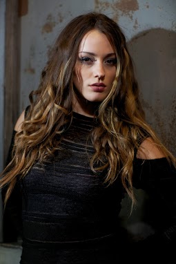 Female model photo shoot of ally-emily