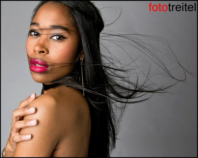 Female model photo shoot of Tonaya Brownlee by fototreitel