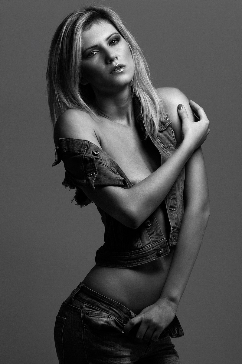 Female model photo shoot of Youlia T Modele