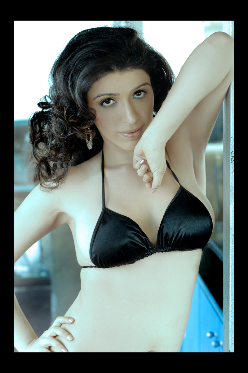 Female model photo shoot of Anisha Verma