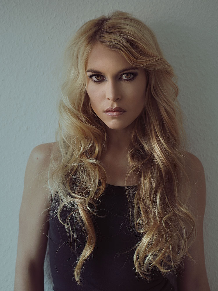 Female model photo shoot of LeonieRell