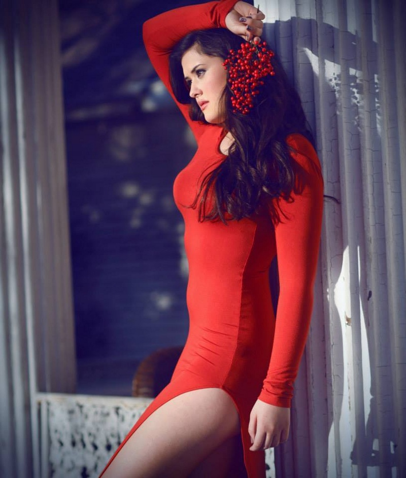 Female model photo shoot of Savannah Valentino in Victoria's Black Swan Inn