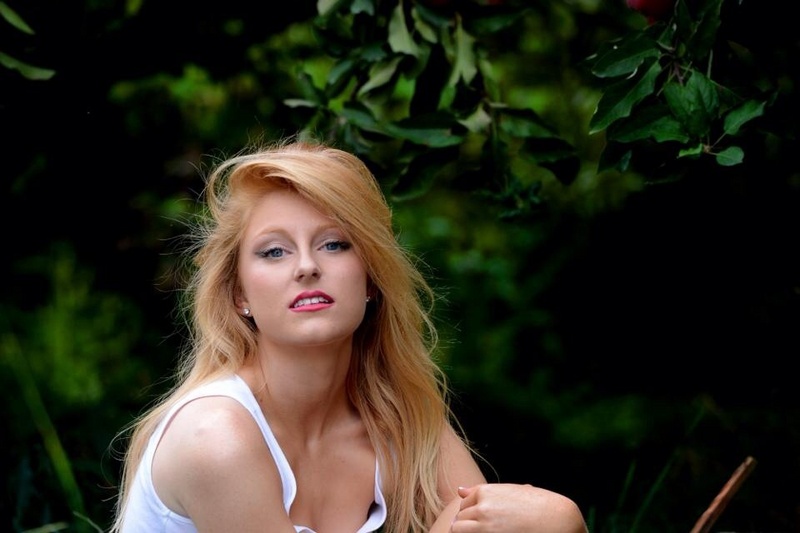 Female model photo shoot of Nikki Robey
