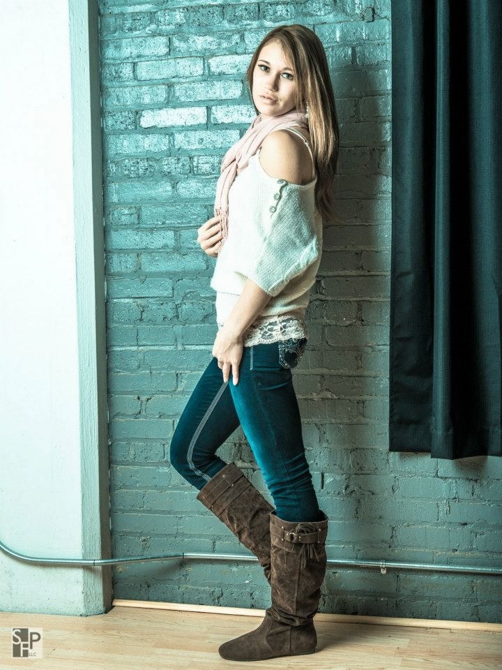 Female model photo shoot of Samantha Landon