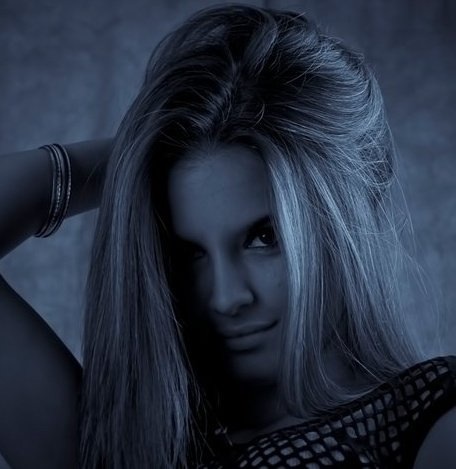 Female model photo shoot of Jodi Demello