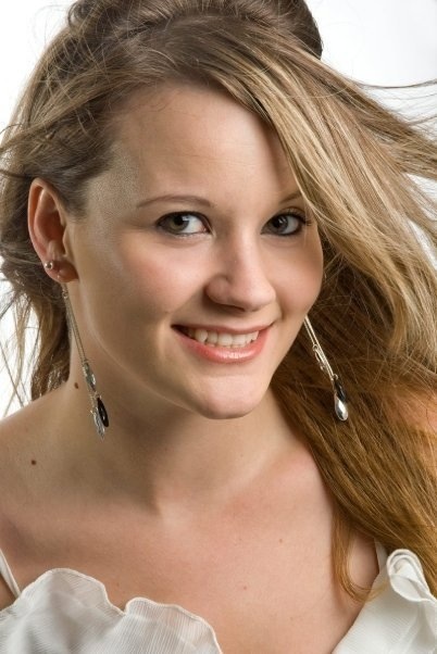 Female model photo shoot of Lindsay Petroff