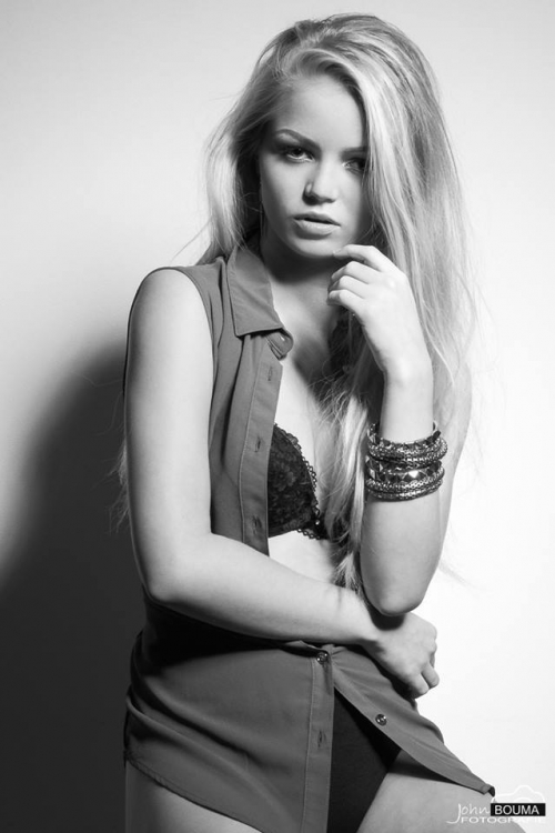 Female model photo shoot of Marell Niekolaas