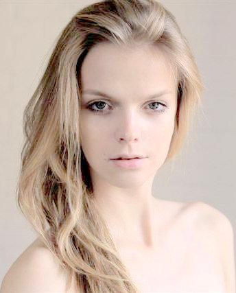 Female model photo shoot of Karolina kom