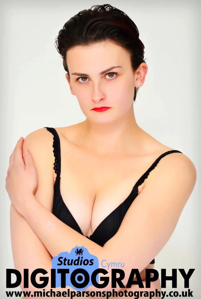 Female model photo shoot of Syndari