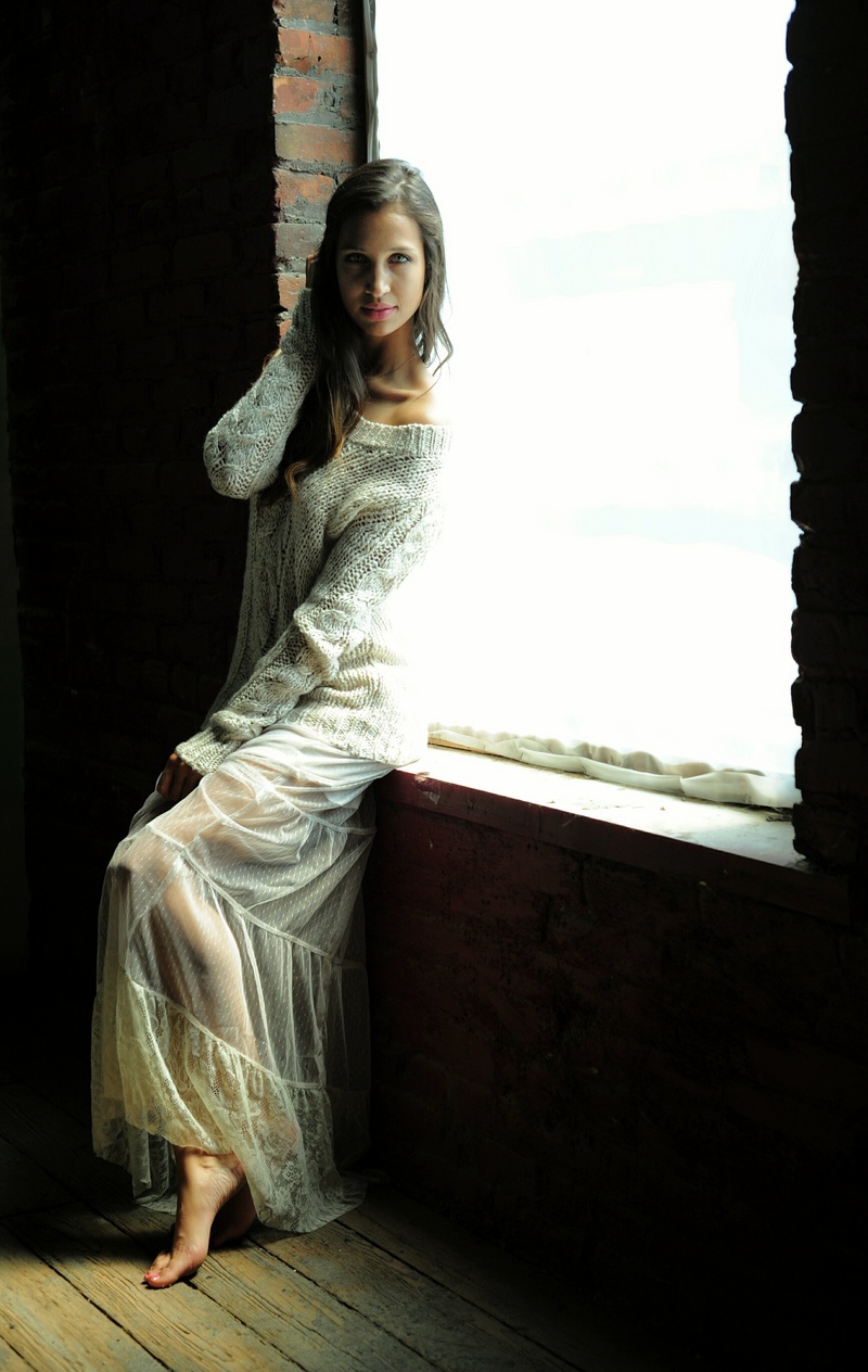 Female model photo shoot of Tay Dawn