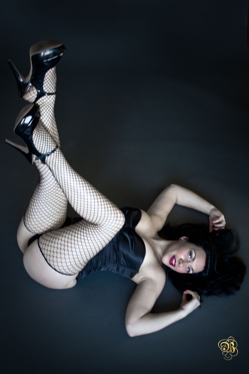 Female model photo shoot of Vikki Fahrenheit by Brian Murphy