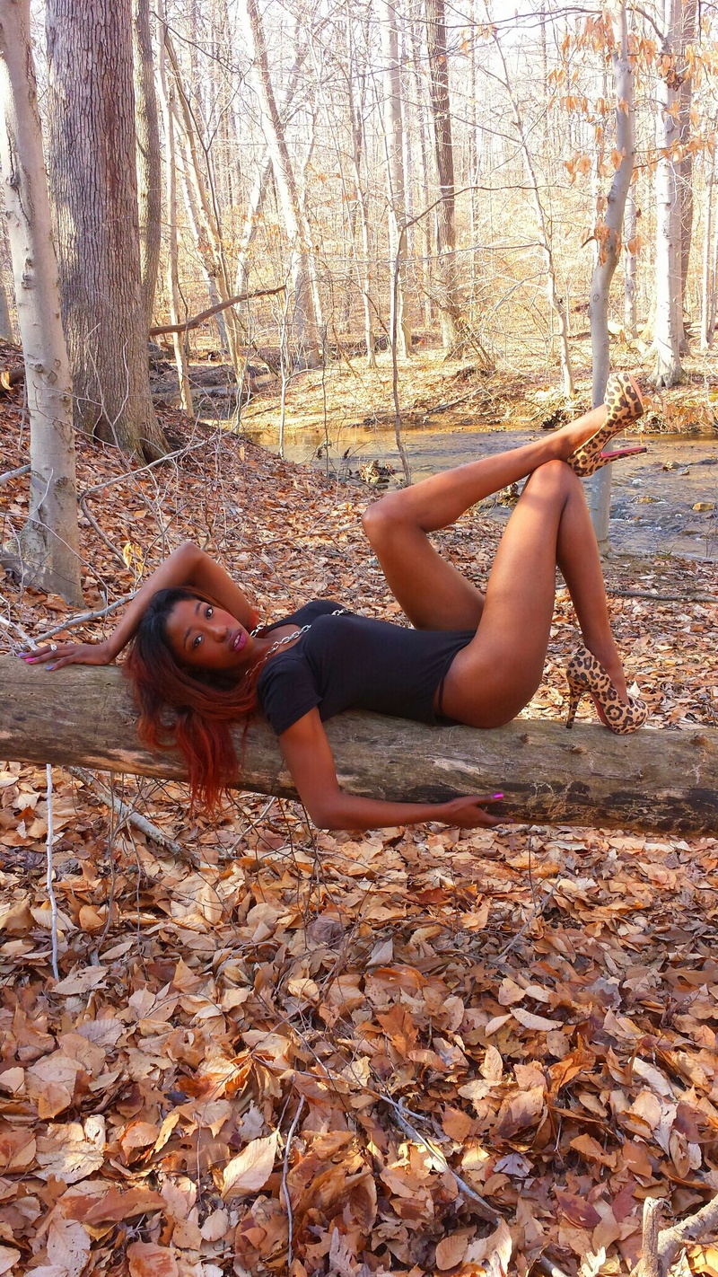 Female model photo shoot of Emoni Bowen