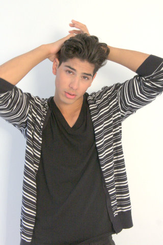 Male model photo shoot of Roberto Rios
