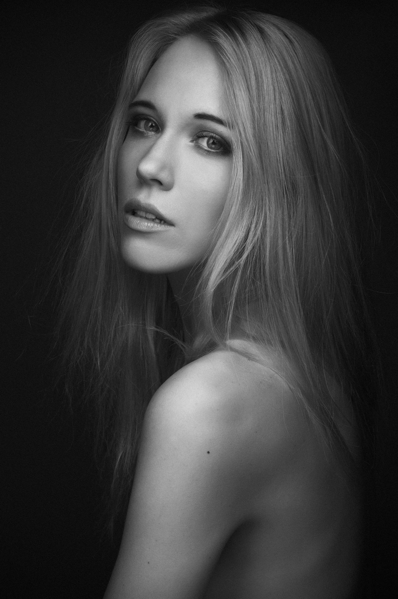 Female model photo shoot of Anne-claire Ameslon