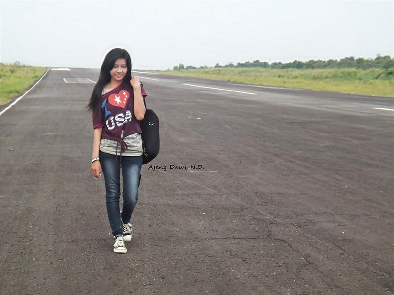 Female model photo shoot of Ajeng Dewi Nellendia D in Warukin Airport