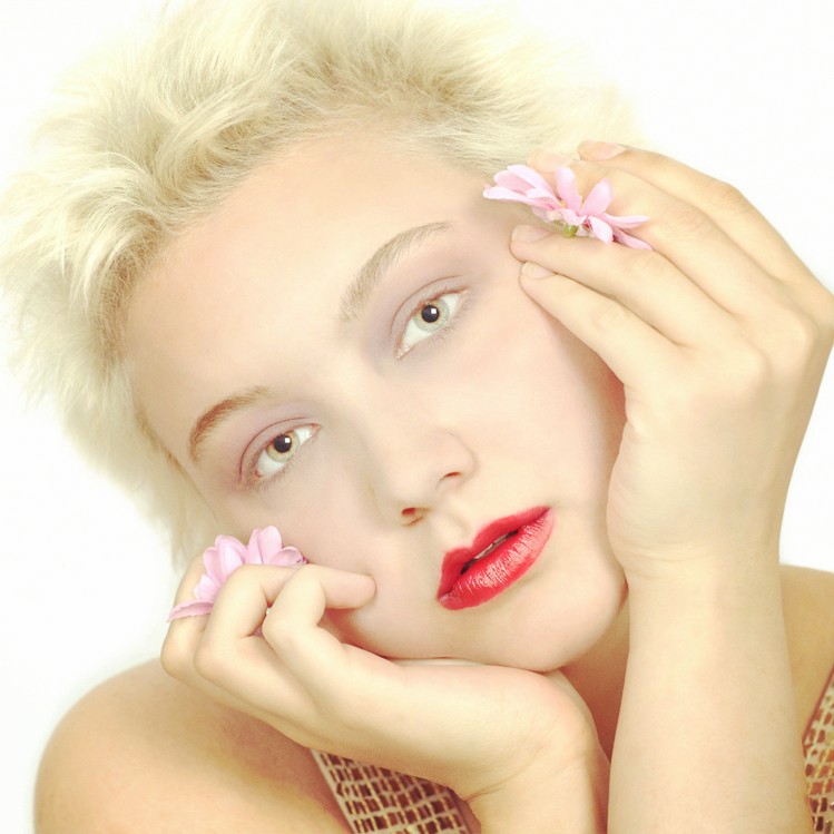 Female model photo shoot of BlondBombshell93