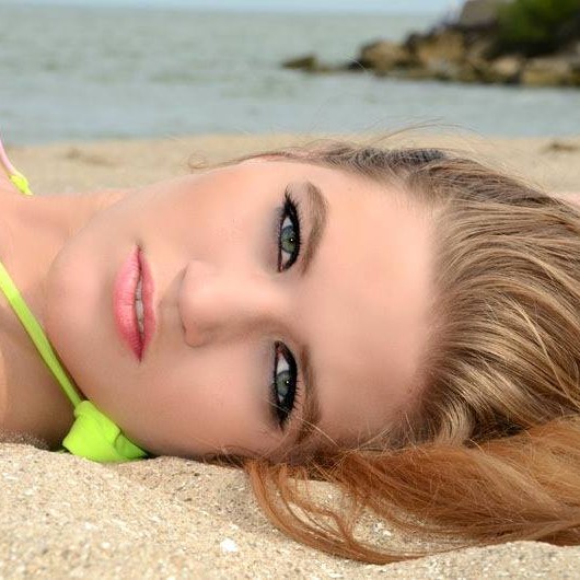 Female model photo shoot of Maddii Lynnn 