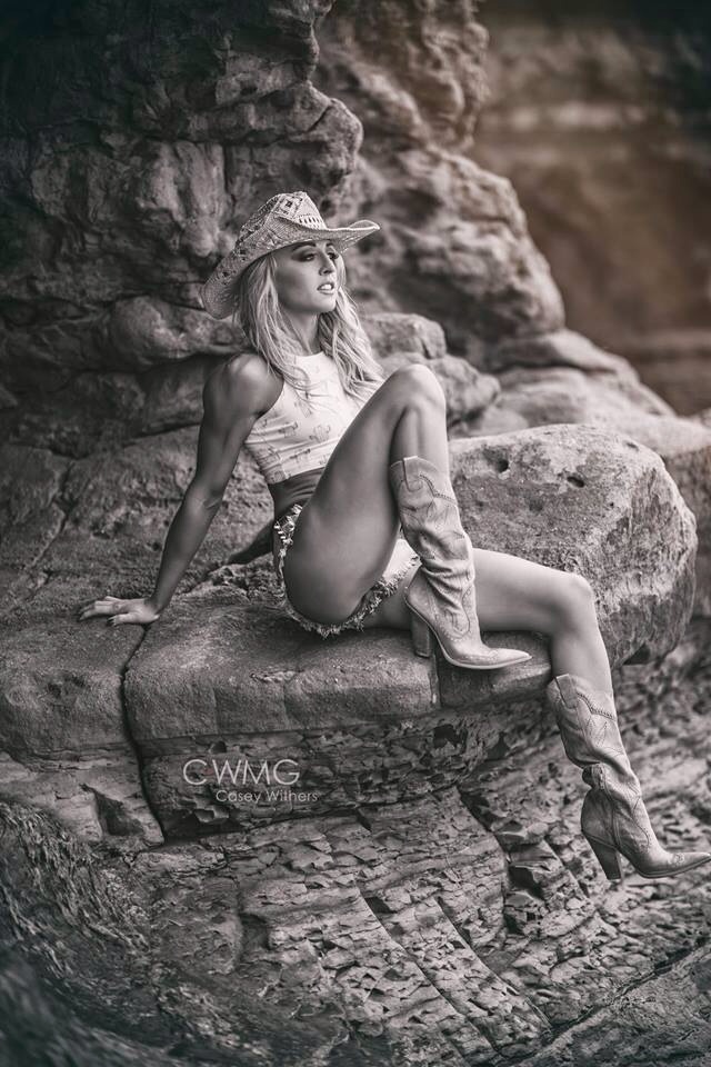 Female model photo shoot of lindsaykline