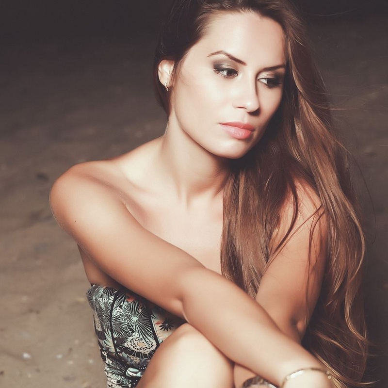 Female model photo shoot of Alexandra Petreaca