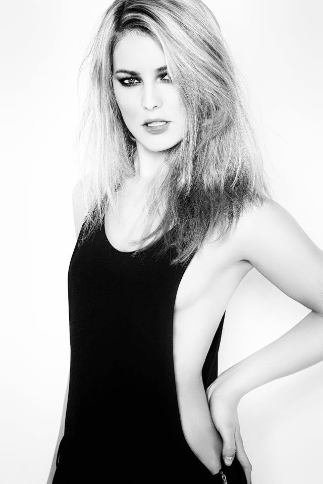 Female model photo shoot of Ines Heidbuurt