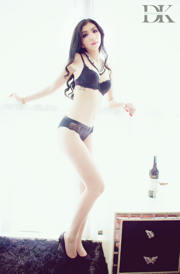 Female model photo shoot of kim dao in Dinky Studio