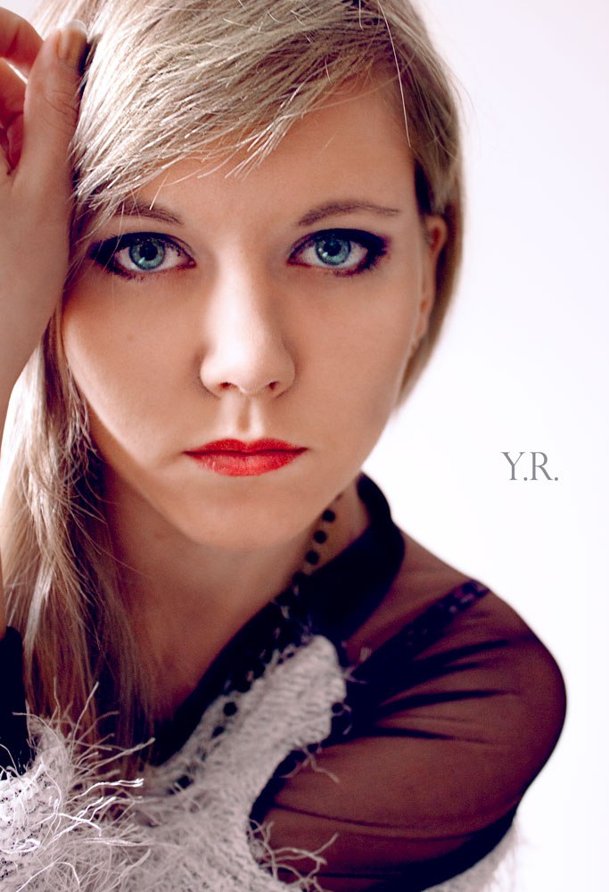 Female model photo shoot of Yulia Re