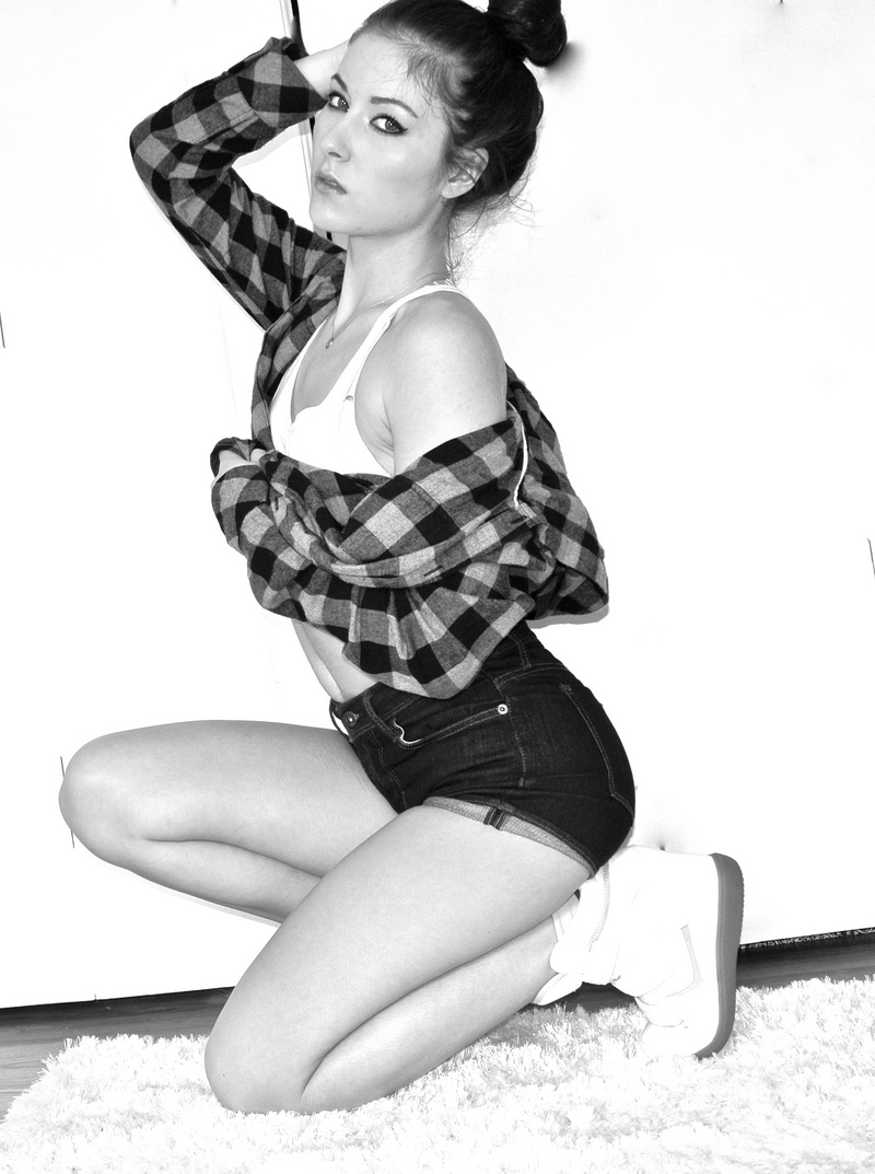 Female model photo shoot of Lara13