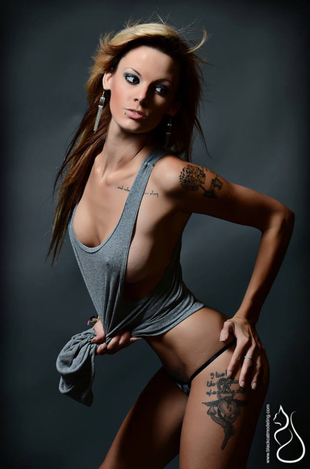 Female model photo shoot of roxrox